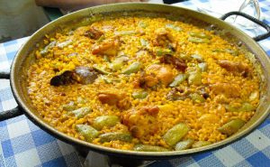 paella-valenciana-en-gros-plan-sur-la-table