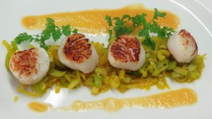 plat-coquilles-saint-jacques-poelees-fondue-de-poireaux-safranee