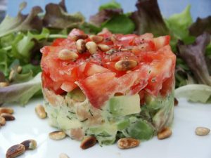 Concassé de tomates sur tartare d'avocat et de saumon fumé