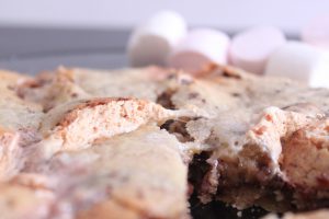 Gâteau cookie géant  aux marshmallows